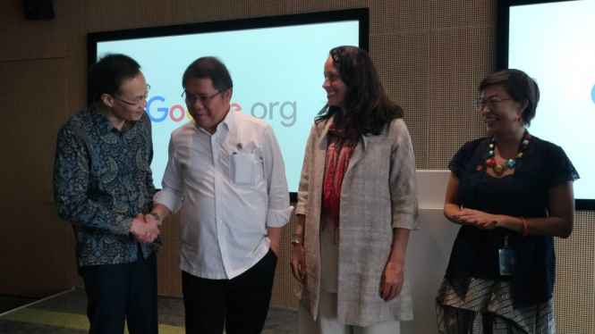 Menkominfo Rudiantara saat bertemu Managing Director Google Indonesia Randy Jusuf (kiri), Presiden Google.org Jacquelline Fuller (tengah kanan), dan Ketua Yayasan Sayangi Tunas Cilik, Selina Sumbung (kanan).