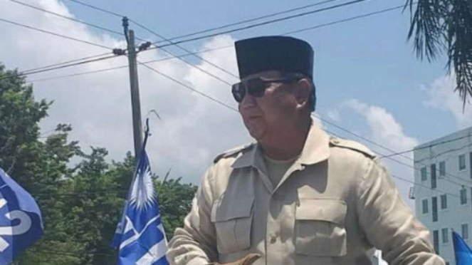 Prabowo pakai sarung tangan saat salaman dengan warga