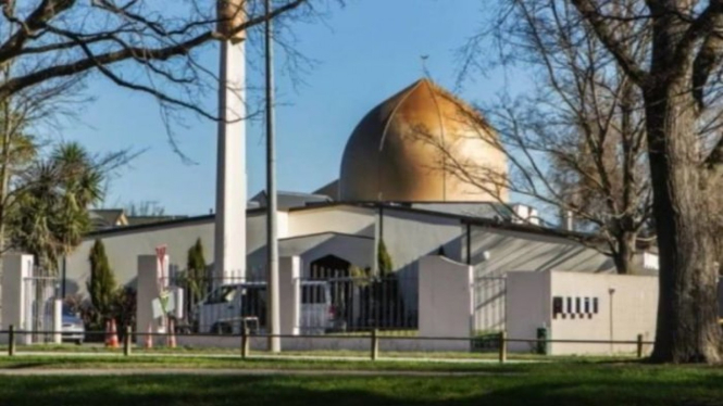 Saksi mata menyebutkan darah berceceran di lantai masjid.