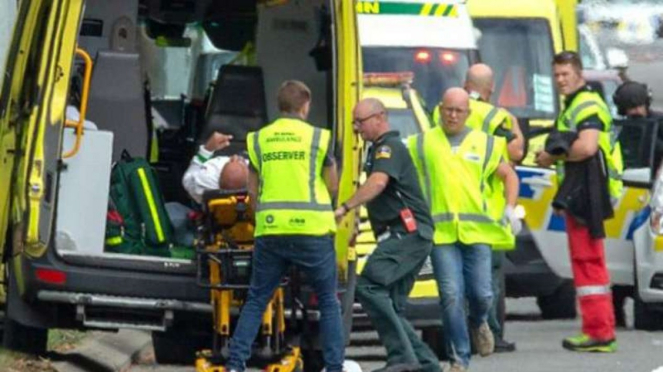 Petugas menyelamatkan para korban penembakan di Selandia Baru