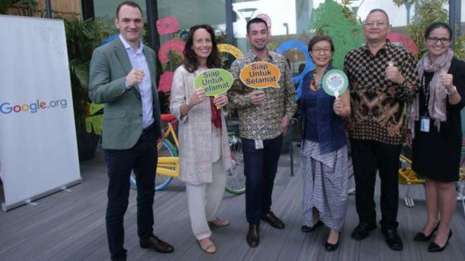 Tim Google beserta Yayasan Sayangi Tunas Cilik dan BNPB di Jakarta.