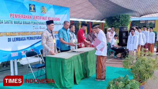 Kalapas Kelas IIB Tuban, Sugeng Indrawan, saat memberikan sertifikat santri kepada 27 orang WBP di Lapas setempat, Jum"at, (15/03/2019) (FOTO: Achmad Choirudin/TIMES Indonesia)