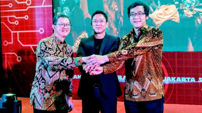 Direktur Utama Bank Yudha Bhakti, Denny Novisar Mahmuradi (kiri).