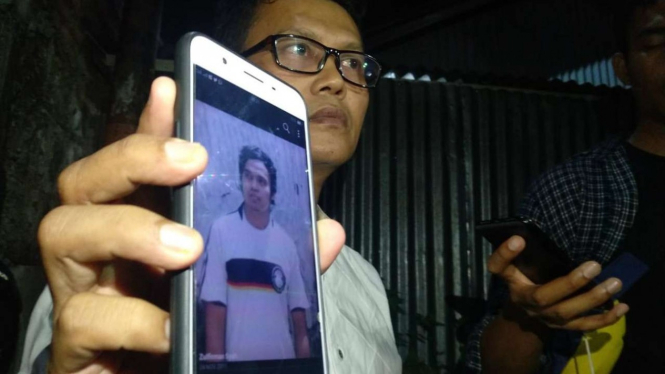 Foto Zulfirman Syah yang disimpan kakak kandungnya di Sumatera Barat.