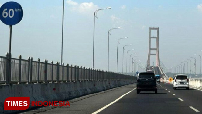 Jembatan Suramadu akan ditutup selama tujuh jam pada, Minggu (17/3/2019) besok. (FOTO: Doni Heriyanto/TIMES Indonesia)