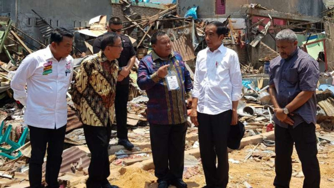 Jokowi Tinjau Lokasi Bom Bunuh Diri yang Merusak Ratusan Rumah di Sibolga