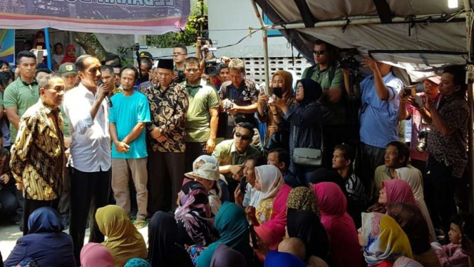 Presiden Jokowi di lokasi ledakan bom di Sibolga