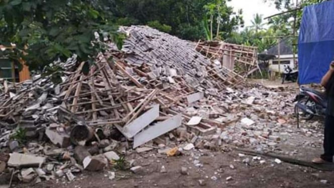 Reruntuhan bangunan akibat gempa Lombok