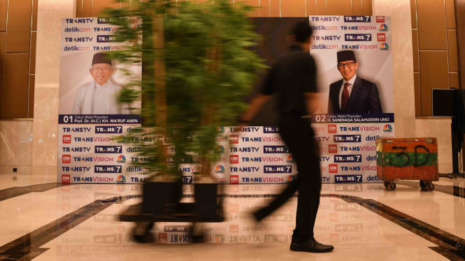 Pekerja menyelesaikan persiapan jelang debat Debat Ketiga Calon Wakil Presiden (Cawapres) Pemilu 2019 di Hotel Sultan, Jakarta, Sabtu, 16 Maret 2019.