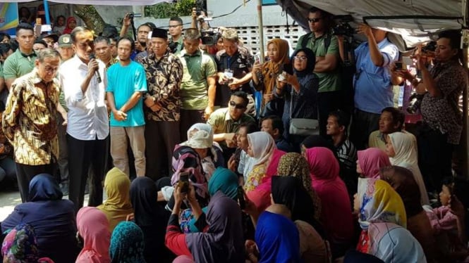 Presiden Jokowi bersama warga di lokasi ledakan bom di Sibolga