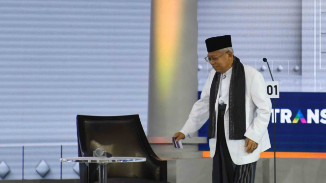 Cawapres nomor urut 01 K.H. Ma'ruf Amin mengikuti Debat Capres Putaran Ketiga di Hotel Sultan, Jakarta, Minggu, 17 Maret 2019.
