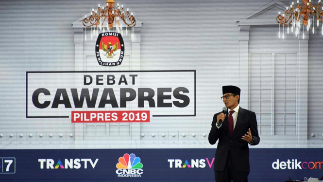 Cawapres nomor urut 02 Sandiaga Uno memaparkan visi dan misi saat mengikuti Debat Capres Putaran Ketiga di Hotel Sultan, Jakarta, Minggu, 17 Maret 2019.