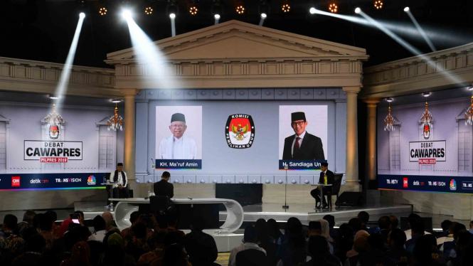 Cawapres nomor urut 01 K.H. Ma'ruf Amin (kiri) dan Cawapres nomor urut 02 Sandiaga Uno (kanan) mengikuti Debat Capres Putaran Ketiga di Hotel Sultan, Jakarta, Minggu, 17 Maret 2019.
