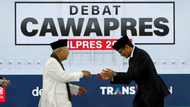 Sandiaga Uno bersalaman dengan Ma'ruf Amin Usai Debat Cawapres di Jakarta pada 17 Maret 2019.
