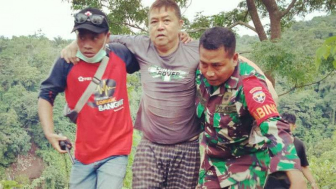 Anggota TNI bantu evakuasi korban gempa Lombok, Minggu, 17 Maret 2019.