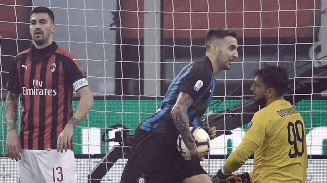 Matias Vecino mencetak gol ke gawang AC Milan