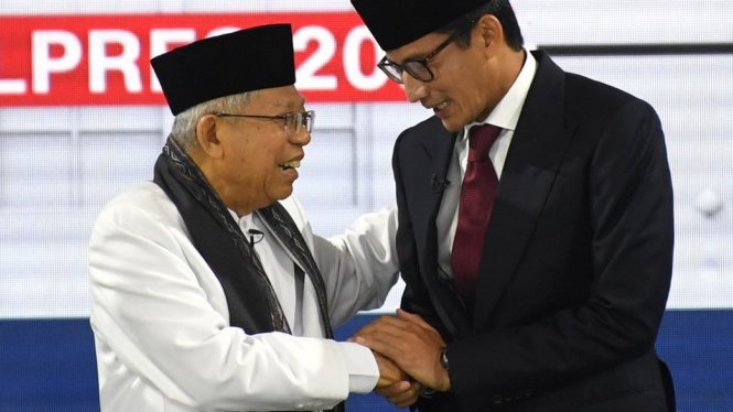 Cawapres nomor urut 01 K.H. Ma`ruf Amin (kiri) berjabat tangan dengan Cawapres nomor urut 02 Sandiaga Uno (kanan) saat mengikuti Debat Capres Putaran Ketiga di Hotel Sultan, Jakarta, Minggu (17/3/2019). - ANTARA FOTO/Wahyu Putro A