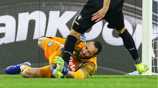 Benturan David Ospina dengan pemain Udinese