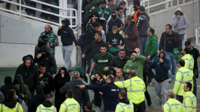 Polisi menghalau fans Panathinaikos yang serang pemain Olympiakos