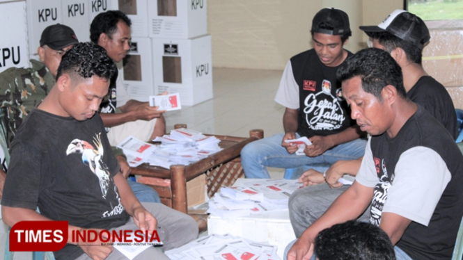 Penyortiran surat suara dilaksanakan 0leh Tim anggota KPU Kabupaten Sumba Tengah. (FOTO: Habibudin/TIMES Indonesia)