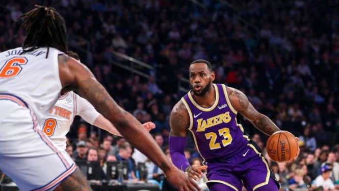 Bintang Los Angeles Lakers, LeBron James, dalam laga melawan New York Knicks