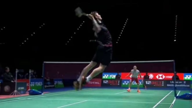 Viktor Axelsen di All England Open 2019.