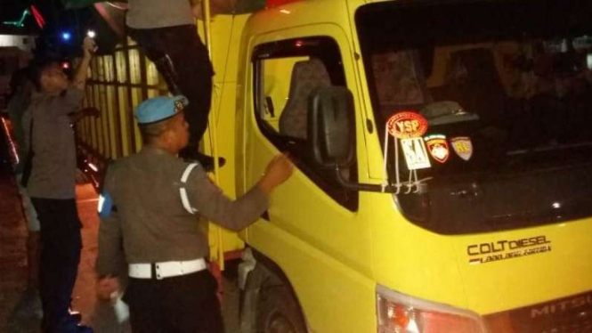 Mobil truk dan BBM ilegal disita polisi.