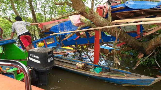 Kapal cepat tabrak pohon di Sungai Musi. 