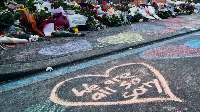 Warga meletakkan bunga di depan Masjid Wellington, Kilbirnie, Wellington, Selandia Baru, Sabtu, 16 Maret 2019.