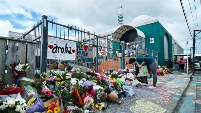 Warga meletakkan bunga di depan Masjid Wellington, Kilbirnie, Wellington, Selandia Baru, Sabtu, 16 Maret 2019.