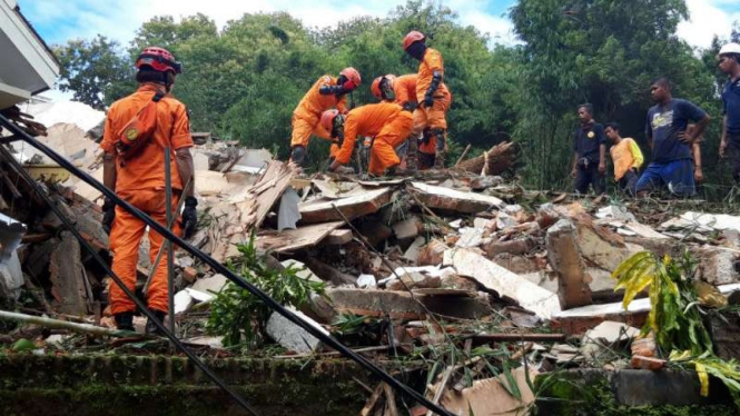 Proses evakuasi korban bencana tanah longsor di Imogiri, Bantul, DIY.