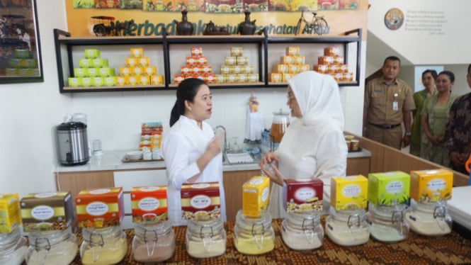 Kafe Jamu di Pasar Jamu Nguter, Sukoharjo, Jawa Tengah.