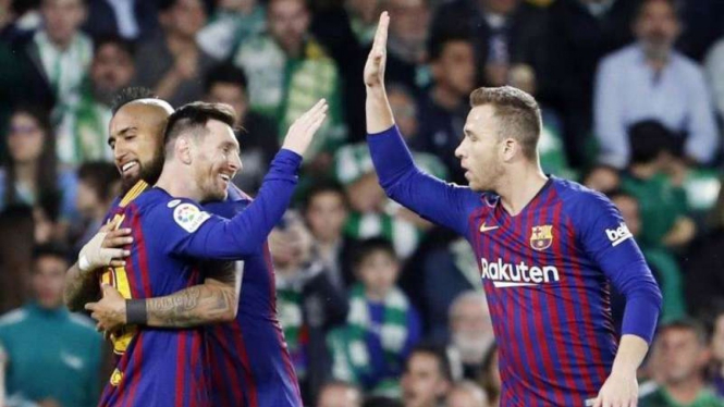 Para pemain Barcelona merayakan gol Lionel Messi (kiri).