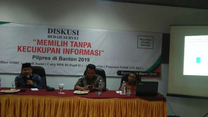 Deny Irfani, Direktur riset SMRC, dalam pemaparan hasil survei lembaga itu tentang elektabilitas dua pasang calon presiden dan wakil presiden di Kota Serang, Banten, pada Senin, 18 Maret 2019.