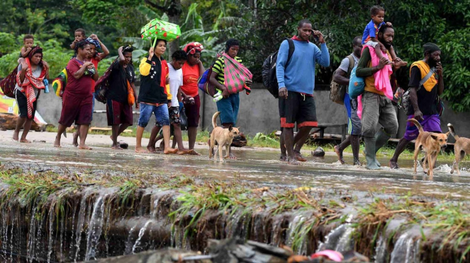 Warga mengungsi akibat banjir bandang di Sentani, Jaya Pura, Papua, Senin, 18 Maret 2019.