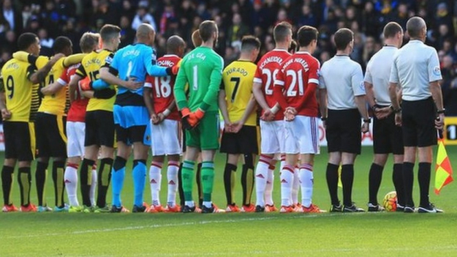 Pemain Watford dan Manchester United memberikan penghormatan selama semenit pada November 2015 - Getty Images