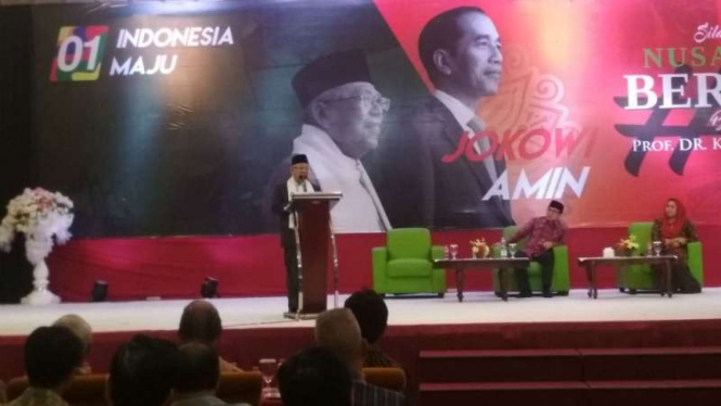 Calon wakil presiden Ma'ruf Amin bersama tokoh lintas agama dalam acara Silaturrahim Nusantara Bersatu di Goci Mall Surabaya, Jawa Timur, pada Senin malam, 18 Maret 2019.