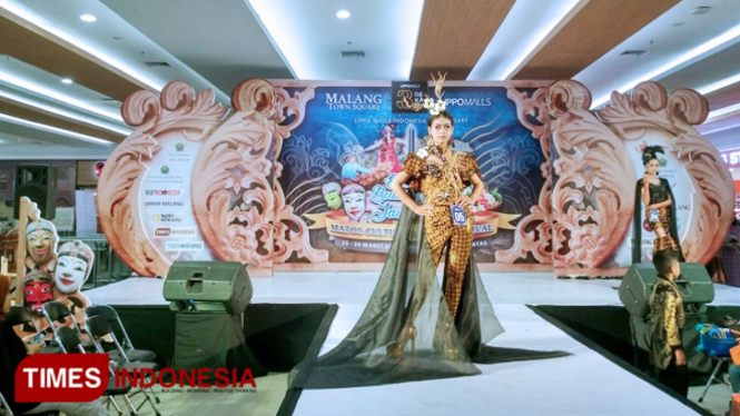 Peserta Lomba Fashion Busana Batik di acara Eksotika Budaya Jawa Timur di Matos,  Minggu (17/03/19). (FOTO: Nadya Rahma Putri/TIMES Indonesia)