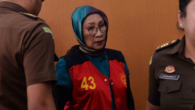 Terdakwa kasus dugaan penyebaran berita bohong atau hoaks, Ratna Sarumpaet (tengah) bersiap mengikuti sidang lanjutan di PN Jakarta Selatan, Jakarta, Selasa, 19 Maret 2019.