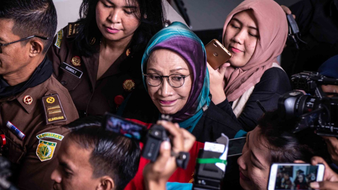 Terdakwa kasus dugaan penyebaran berita bohong atau hoaks, Ratna Sarumpaet (tengah) bergegas seusai mengikuti sidang putusan sela di PN Jakarta Selatan, Jakarta, Selasa, 19 Maret 2019.