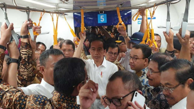 Presiden Joko Widodo dan sejumlah menteri Jajal MRT Jakarta.