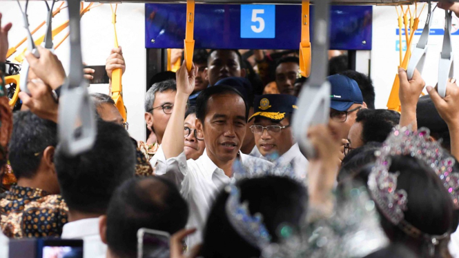 Presiden Joko Widodo mencoba MRT mencoba moda transportasi MRT dari Stasiun Bundaran HI-Lebak Bulus di Jakarta, Selasa, 19 Maret 2019.