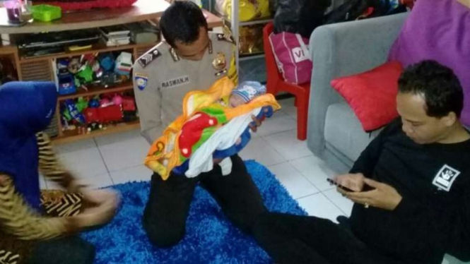 Bayi laki-laki yang ditemukan warga Pagaralam, Sumatera Selatan.