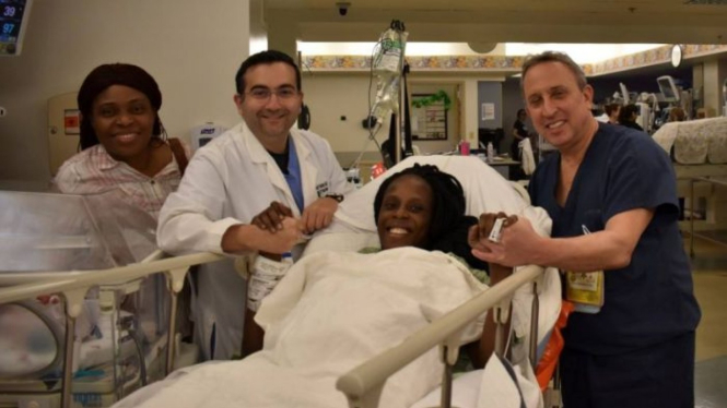 Thelma Chiaka didampingi tim dokternya usai melahirkan kembar enam.