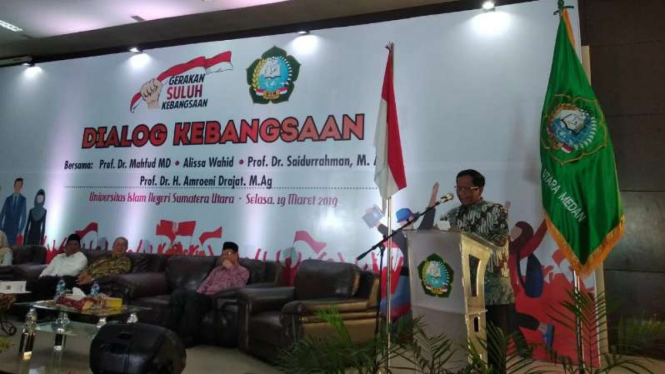 Mantan ketua Mahkamah Konstitusi Mahfud kepada wartawan usai menghadiri Dialog Publik Gerakan Suluh Kebangsaan di kampus Universitas Islam Negeri Sumatera Utara, di Medan, Selasa, 19 Maret 2019.