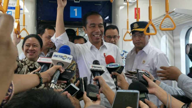 Presiden Joko Widodo saat menjajal MRT Jakarta.