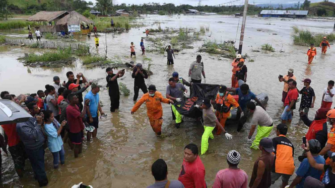 Tim SAR Gabungan mengangkat kantong mayat jenazah korban banjir bandang Sentani yang di temukan di sekitar perumahan Gajah Mada di  Sentani, Jaya Pura, Papua, Selasa, 19 Maret 2019.