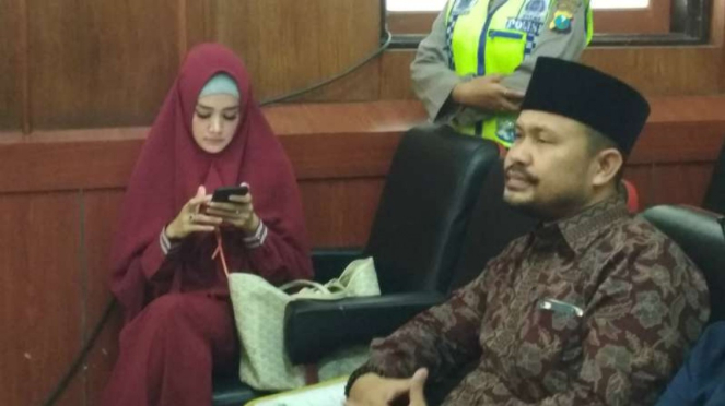 Mulan Jameel menghadiri sidang Ahmad Dhani di Pengadilan Negeri Surabaya, Jawa T