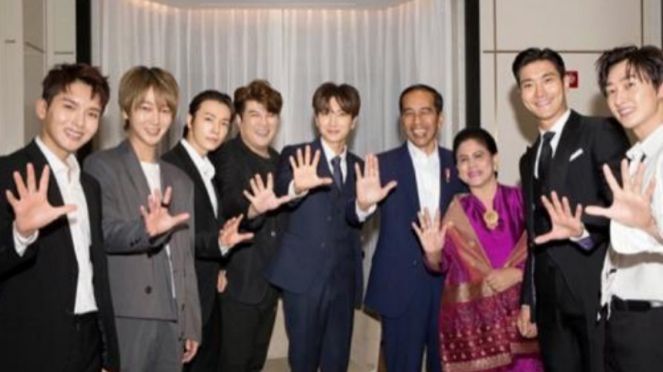 Presiden Joko Widodo dan Ibu Negara bersama boyband Super Junior.