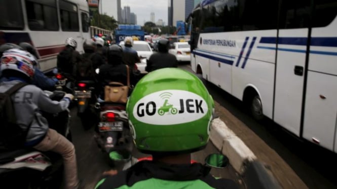 Pengemudi Go-Jek di tengah kemacetan Jakarta.